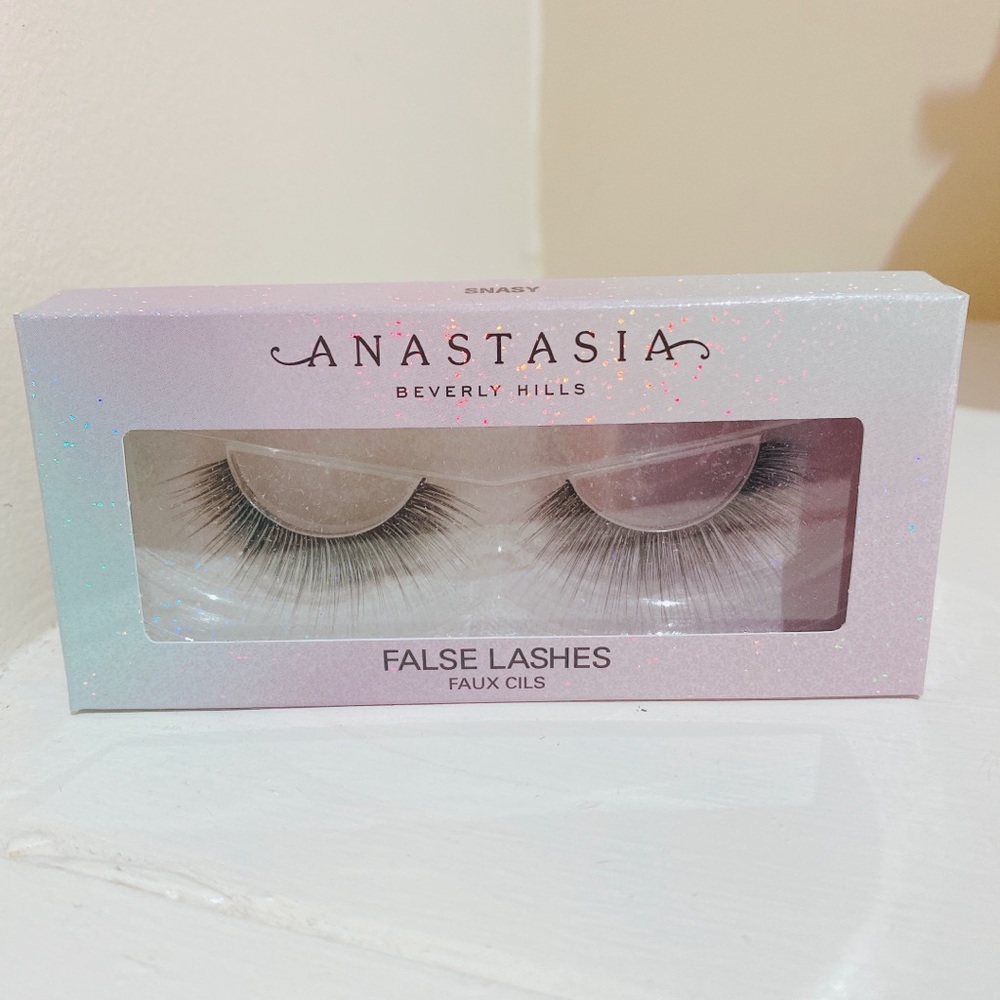 False lashes in snasy